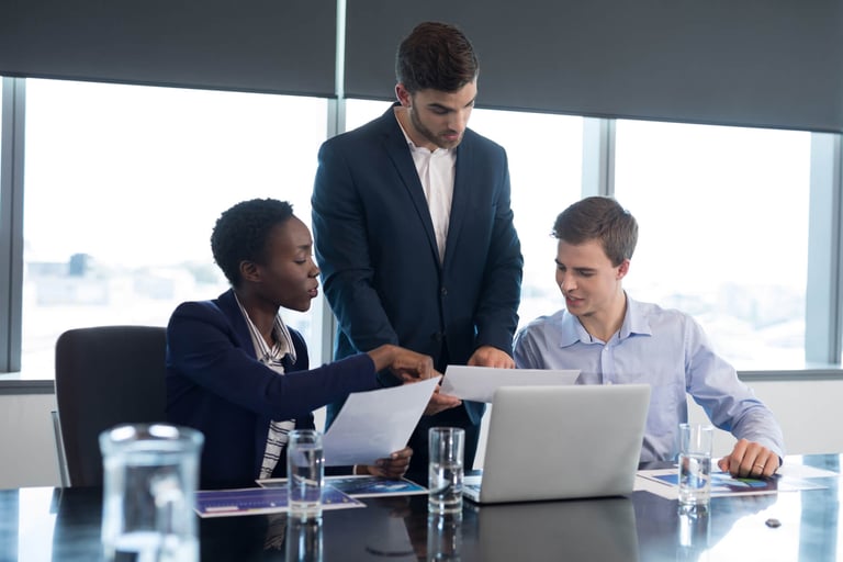  Equipe corporativa em um escritório avaliando soluções financeiras. 