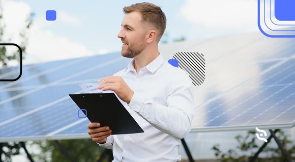 homem de cabelos louros com tablet assinando serviço de energia solar por assinatura