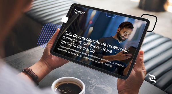 foto de gestor com tablet aberto lendo o guia de antecipação de recebíveis